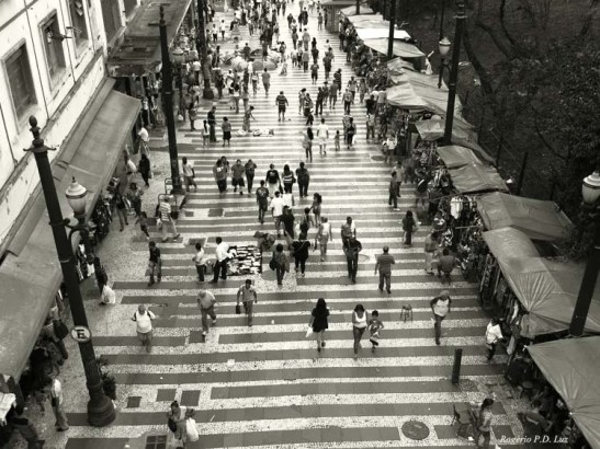 RuaGeneral Carneiro, a caminho para a Rua 25 de Março. a via do comércio dominado pelos chineses e muito procurado por turismo de compras.  Nos feriados chega a circular até dois milhões de pessoas.