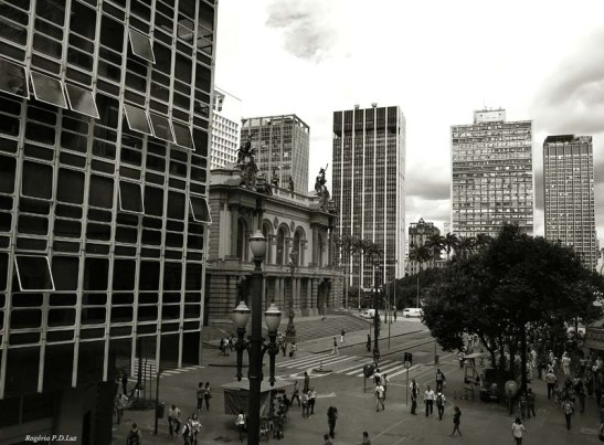 Praça Ramos de Azevedo e o Teato Municipal. Centro de São Paulo.