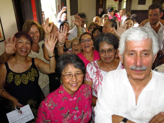 O povo saúda "kung hei fat choi", um bom Ano de Cavalo para todos