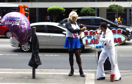 Um transformista pega carona do seu sucesso e aparece ao lado por momentos para um minuto de fama