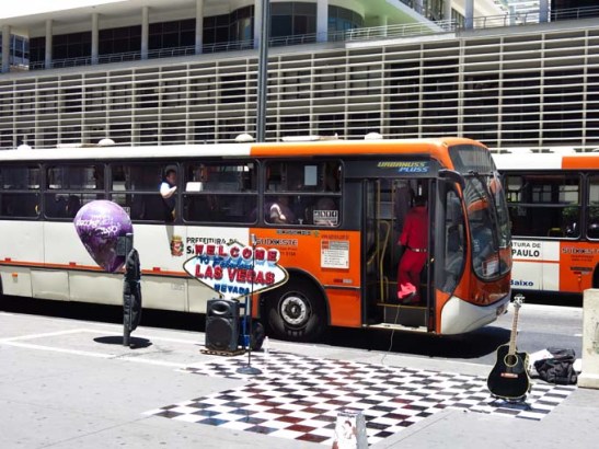 Com o farol fechado, o ônibus aproveita para abrir a porta para um sho w improvisado para os passageiros.