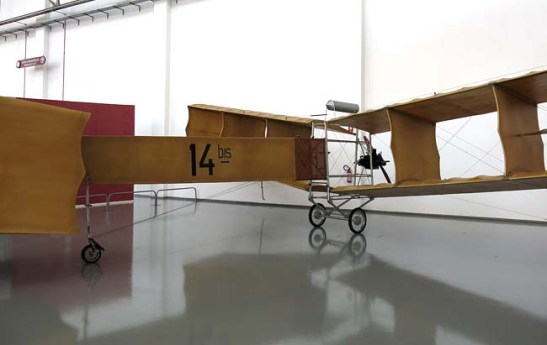 O 14-Bis de Santos Dumont. Réplica exposta no Museu TAM em São Carlos-SP-Brasil. Foto: Rogério P.D. Luz