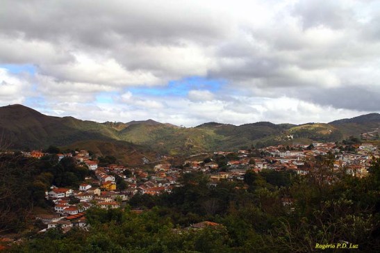 Sequência da foto anterior para o lado direito. A zona oeste da cidade e ao fundo a estrada para Belo Horizonte