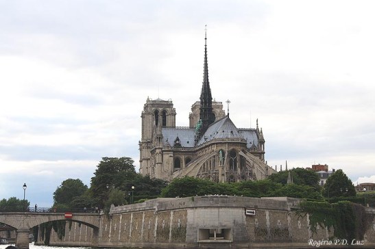 Ilha de la Cité com vista da Catedral de Notre Dame
