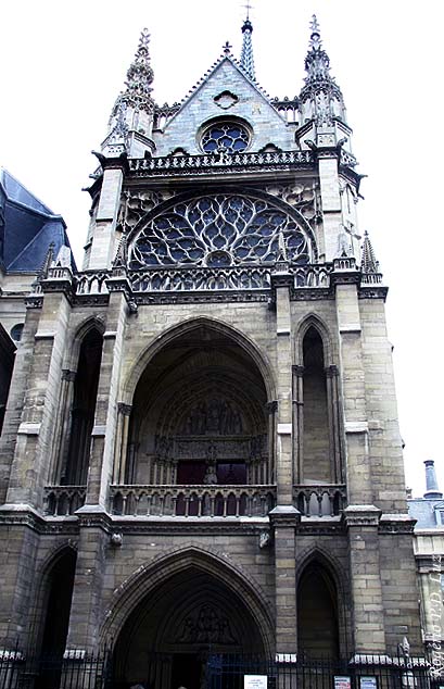 O frontal e a entrada para a capela