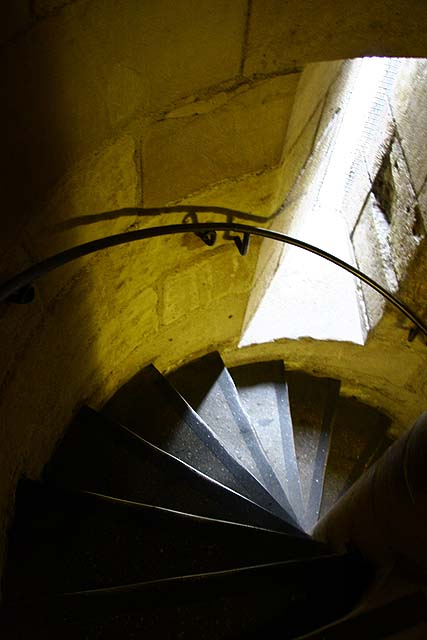 Um estreita escada em caracol conduz à capela superior