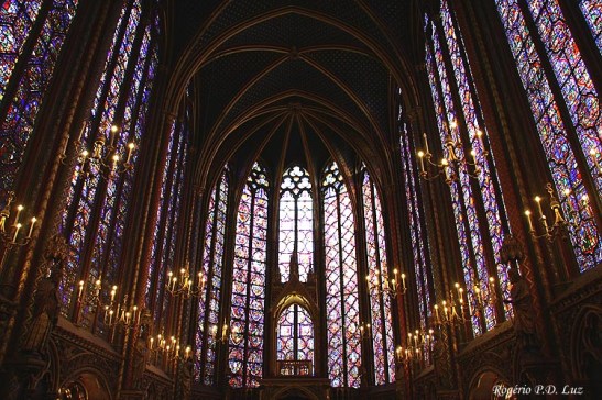 Os vitrais da capela superior são os prncipais atrativos da capela gótica do Século 13.