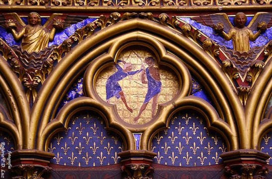 Medalhões decoram as paredes da capela