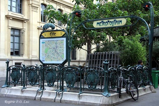 Para chegar à Ilha pegue a Linha 4 do Metrô e desça na estação Cité (foto). Ao sair dela já se vê a capela.