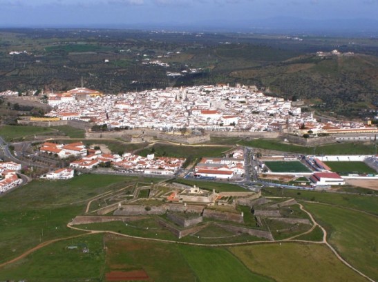 Elvas - foto de http://ascouvesdovizinho.blogspot.com.br/2012/07/elvas-fortes-de-santa-luzia-e-da-graca.html