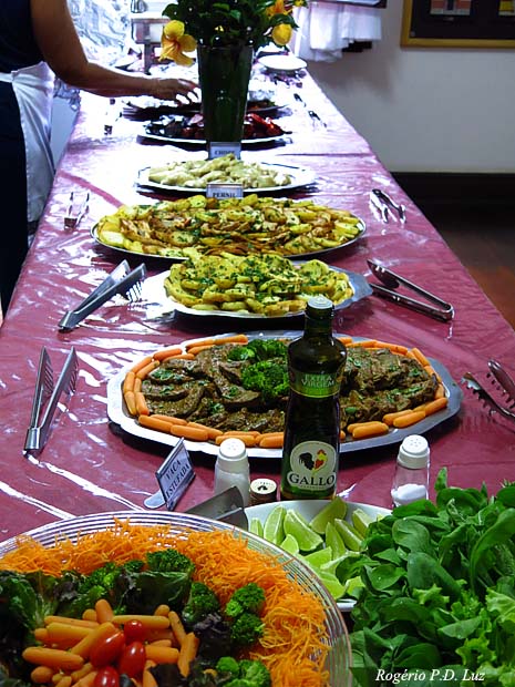 a mesa disposta com a descrição de cada prato