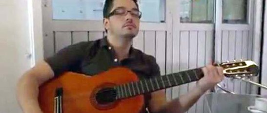 O rapaz do violão que queria tocar Macau Sã Assi, repetindo o vídeo-clip musical de mesmo nome, mas foi repreendido e fugiu do local