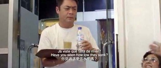 O Miguel de Senna Fernandes apareceu rapidamente no vídeo e ainda por azar serviu "café entornado no pires" que foi repreendido por uma das senhoras rabugentas.