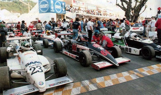 Carros aguardam a liberação do boc para alinhamento no grid. em 1º plano: Didier Theys, Fabizio Barbazza e Ross Cheever. Foto: Manuel Cardoso - Revista Nam Van