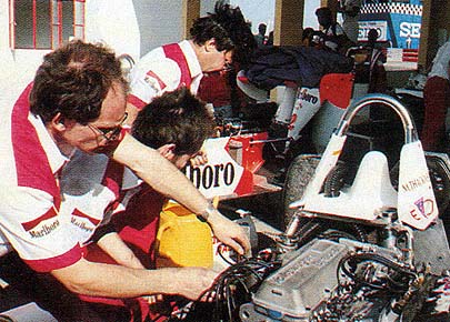 Mecânicos da equipe de Teddy Yip trabalham o carro de Mike Thackwell. Foto: Manuel Cardoso - Revista Nam Van