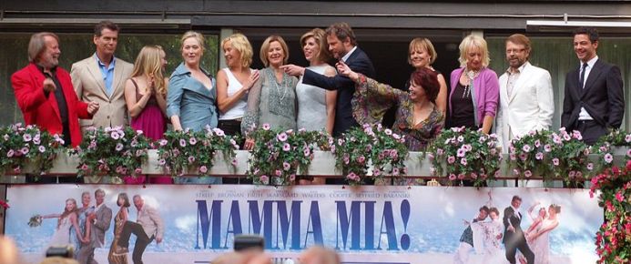 Premiére do filme Mamma Mia! em 2008 na cidade de Estocolmo. A partir da esquerda: Benny Andersson, Pierce Brosnan, Amanda Seyfried, Meryl Streep, Agnetha Fältskog, Anni-Frid Lyngstad, Christine Baranski, Colin Firth, Catherine Johnson, Phyllida Lloyd, Judy Craymer, Björn Ulvaeus e Dominic Cooper. (Wikipedia)