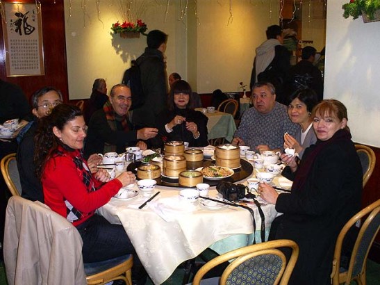 Dim Sum na Chinatown de Londres entre Leicester Square e Piccadilly Circus. Da esquerda: Dulce, Sonny, Manuel, Yolanda, Armando, Edite, Mia e eu atrás da máquina fotográfica
