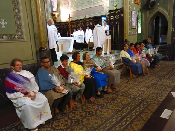 Os 12 fiéis que participaram da cerimônia do Lava-Pés, que hoje em dia inclui tanto homens como mulheres