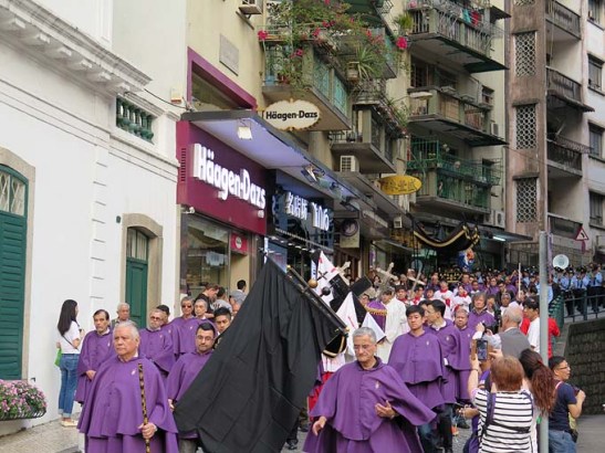 Procissão de Cristo Morto em Macau, na Semana Santa de 2014. Foto de M.V.Basílio