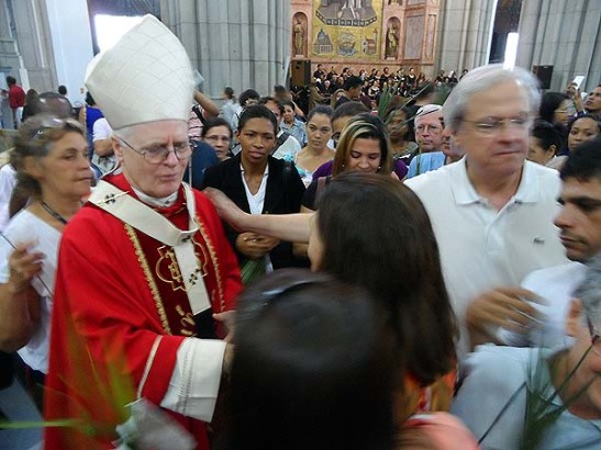 Cardeal Dom Odilo Scherer recebe cumprimentos de fiéis após a missa.