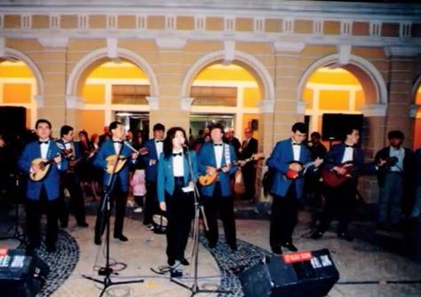 A Tuna Macaense numa apresentação ao ar livre, no Largo do Senado.