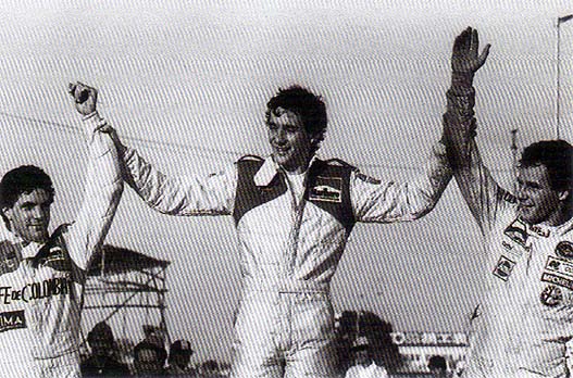 Senna no pódio com Roberto Guerrero (esq.) e Gerhard Berger (dir.)