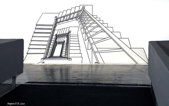 Em 1878, na cidade de Santa Fé (EUA), um carpinteiro não identificado realizou uma obra impossível: construiu uma escada de madeira em caracol, com duas voltas completas de 360º, sem usar um único prego. O milagre, atribuído à São José por todos os que visitam a Escola de Nossa Senhora da Luz (Loreto) até hoje, serviu de inspiração para Regina Silveira intitular sua Escada Inexplicável (1999), obra que remonta para a ocasião de 30 × Bienal.