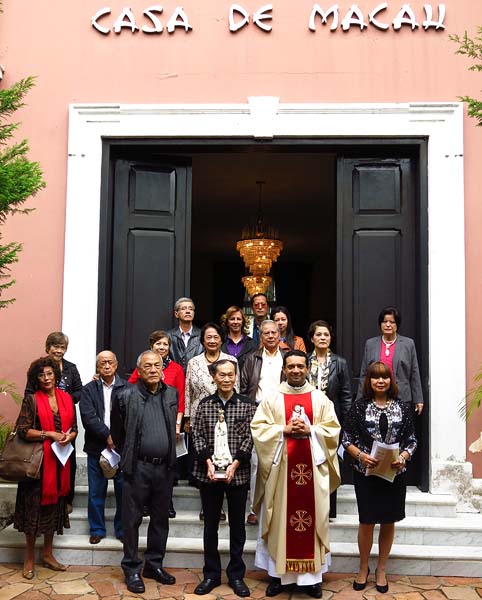 Após a procissão, uma pausa para foto de lembrança e em seguida o sacerdote rezou a missa