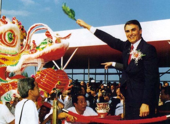 Dragão chinês "vivificado" por Cavaco Silva na inauguração da Ponte da Amizade, a 2ª ligação Macau-Taipa