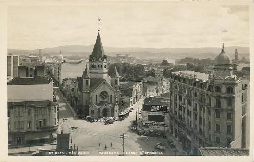 À esquerda, a Rua de Santa Ifigênia, ao centro a Igreja e à direita, a Rua da Conceição, atual av. Cásper Líbero.  c,a, 1915