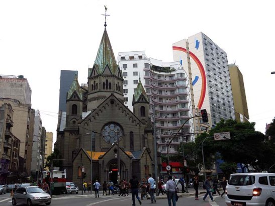 Igreja de Santa Ifigênia.  à sua esquerda a Rua Santa Ifigênia.  À direita, a Avenida Casper Líbero. Diante da igreja o Largo de Santa Ifigênia.