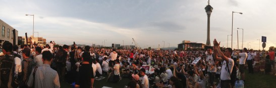 Foto do jornal Hoje Macau: concentração diante da Assembleia Legislativa