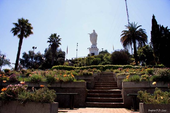 Uma boa escadaria para chegar à estátua da Virgem 