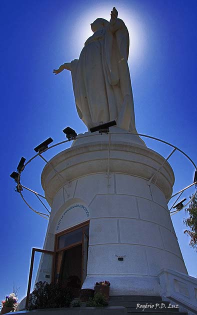 Na base da estátua tem uma capela onde o Papa rezou uma missa e abençoou Santiago
