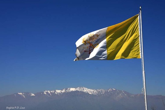 Vista da Cordilheira de Andes sob a bandeira do Vaticano