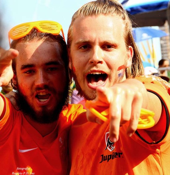 Os holandeses comemorar o gol da sua seleção