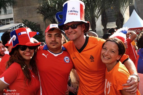 Confraternização entre as torcidas chilenas e holandesas era comum de se ver.