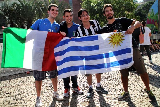 Confraternização entre torcedores italianos (esquerda) e uruguaios
