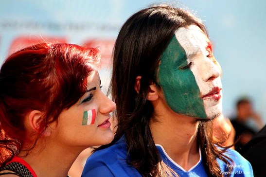 Casal de torcedores italianos desolados