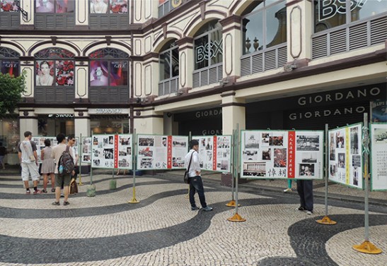 Exposição no Largo de São Domingos dos acontecimentos de Tianamen, que no continente chinês não seria permitida. Foto do Jornal Tribuna de Macau.