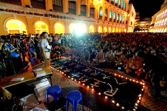 O Largo do Senado ocupado por milhares de pessoas na vigília pelo aniversário da data (foto de Manuel Cardoso/Macau)