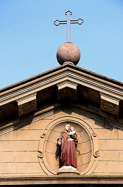 Imagem de Santo António na fachada da Igreja em Macau