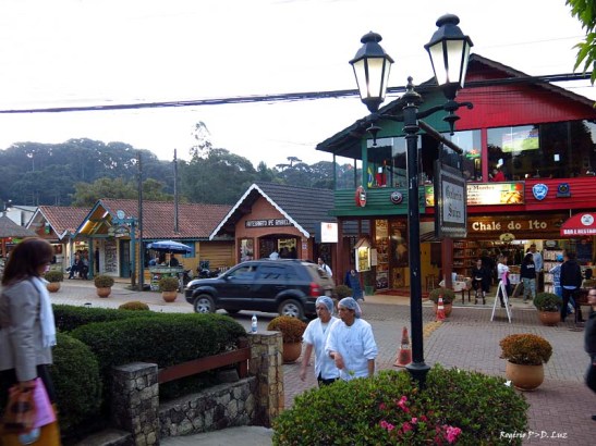 Casas de pasto com grande variedade de queijos e vinhos, afinal de contas, estamos em Minas Gerais
