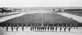 O embarque para a França. 175.000 chineses foram enviados para a França, para o trabalho por trás das linhas.  Isso começou a partir de Tsingtao, antigamente uma fortaleza alemã na China 