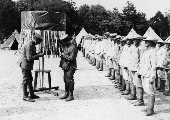 A entrada para o Campo dos Operários chineses 'perto da fábrica de munições de Vonges, França.  (In Flanders Fields Museum, Ypres) 