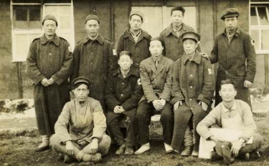 Pessoal da cozinha e funcionários de um hospital chinês  (Kautz Family YMCA Arquivos da Universidade de Minnesota) 
