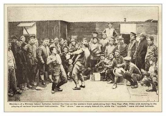 Operários chineses comemorando o ano novo chinês