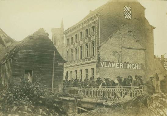 Trabalhadores chineses deixar a vila em ruínas de Vlamertinghe em seu caminho para o trabalho.  (Copyright: In Flanders Fields Museum. 