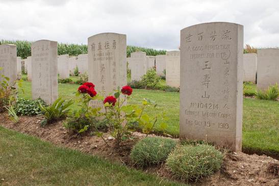 Túmulos no Cemitério Nolette chinês, o lugar do enterro de cerca de 850 trabalhadores chineses  que morreu durante a Primeira Guerra Mundial, em Noyelles-sur-Mer, no norte da França 
