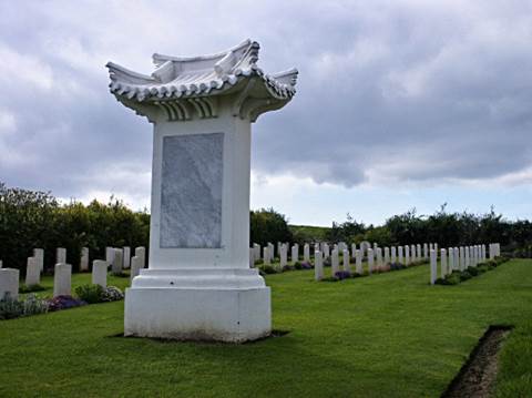 - St Etienne Cemitério na França - Memorial inscrição em chinês, francês e Inglês:  À memória dos Trabalhadores CHINESAS  